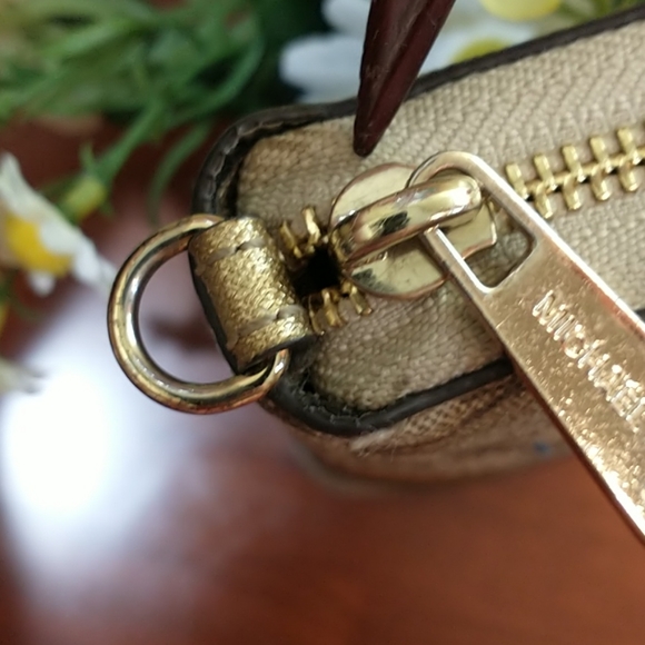 Michael Kors Signature Wallet - Picture 10 of 11